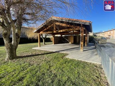 Propriété - 1 252 m² - 38 pièces