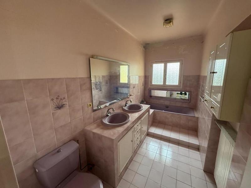 Maison - 330 m² - 8 pièces