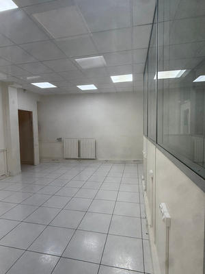 Magasins - 136 m² - 5 pièces