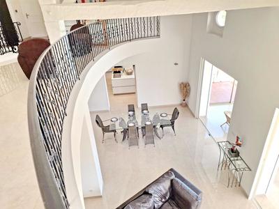 Villa - 270 m² - 6 pièces