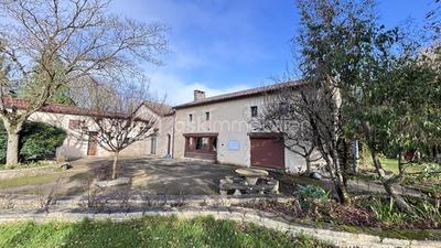 Demeure - 405 m² - 11 pièces