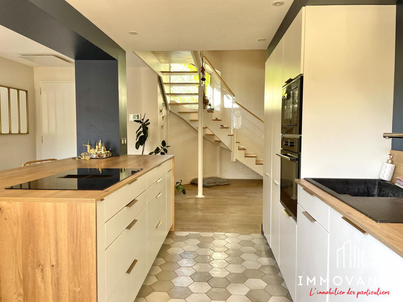 Maison traditionnelle - 240 m² - 6 pièces