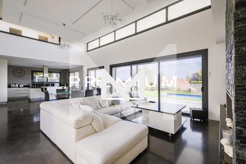 Villa - 252 m² - 6 pièces