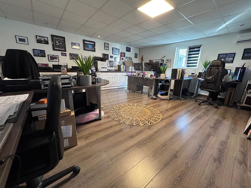 Local commercial - 1 241 m² - 6 pièces