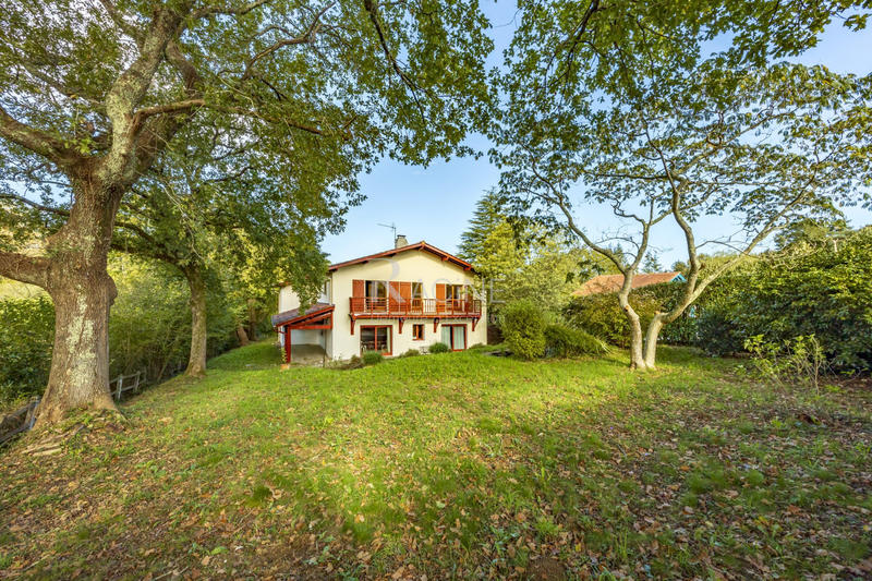 Maison - 214 m² - 8 pièces