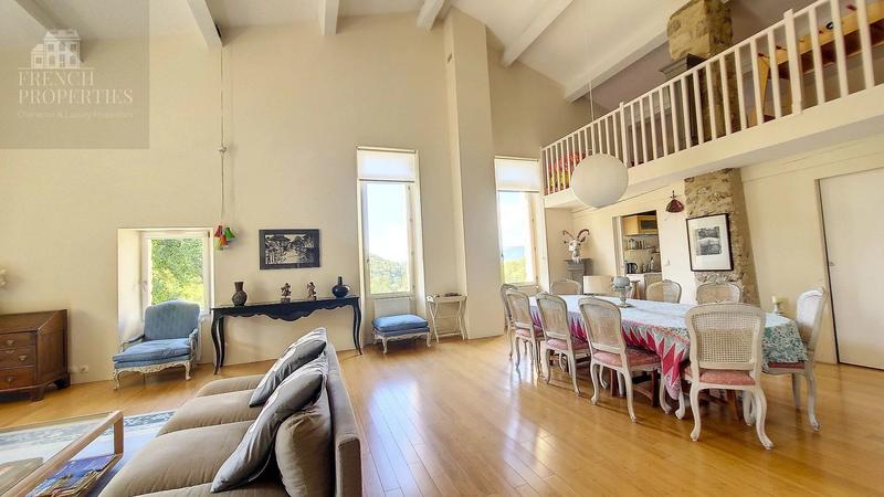 Maison - 352 m² - 9 pièces