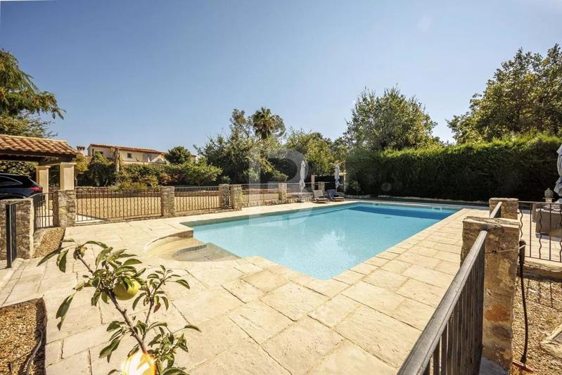 Villa - 196 m² - 6 pièces