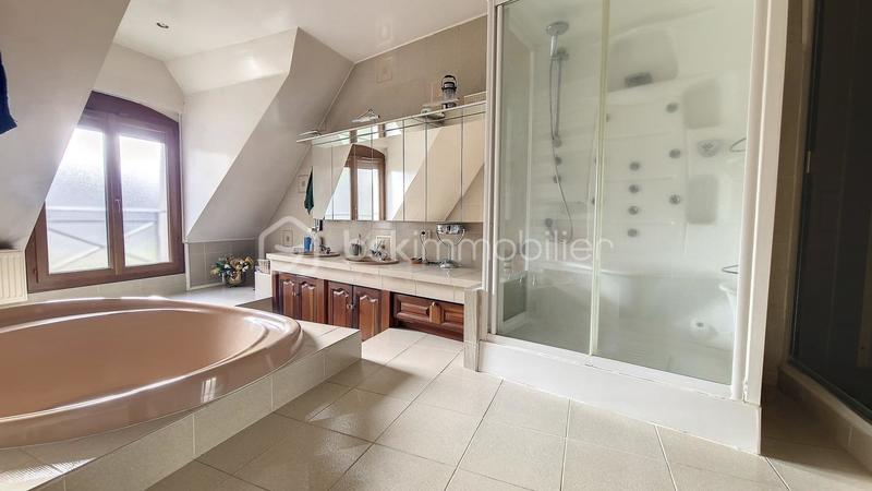 Maison - 225 m² - 9 pièces