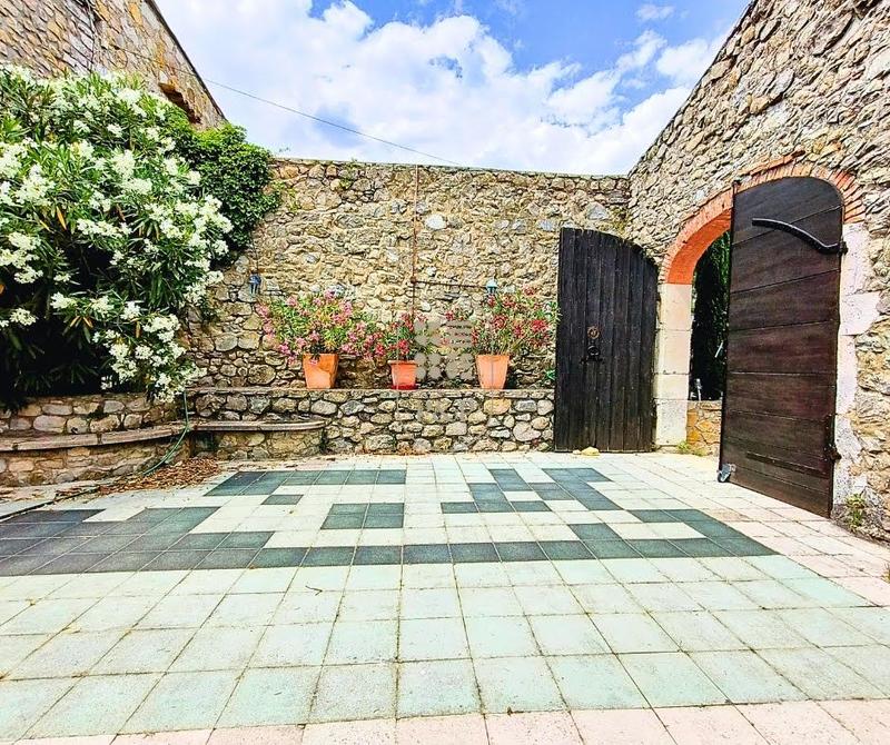 Mas - 250 m² - 11 pièces