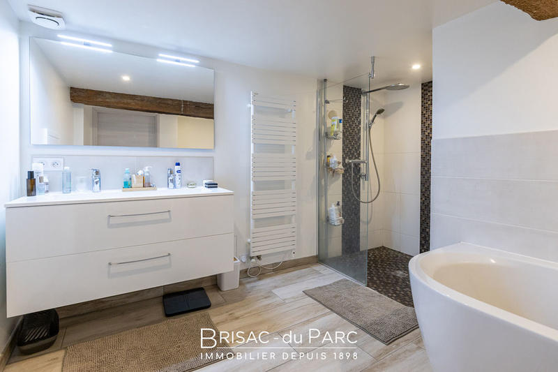 Maison - 330 m² - 11 pièces