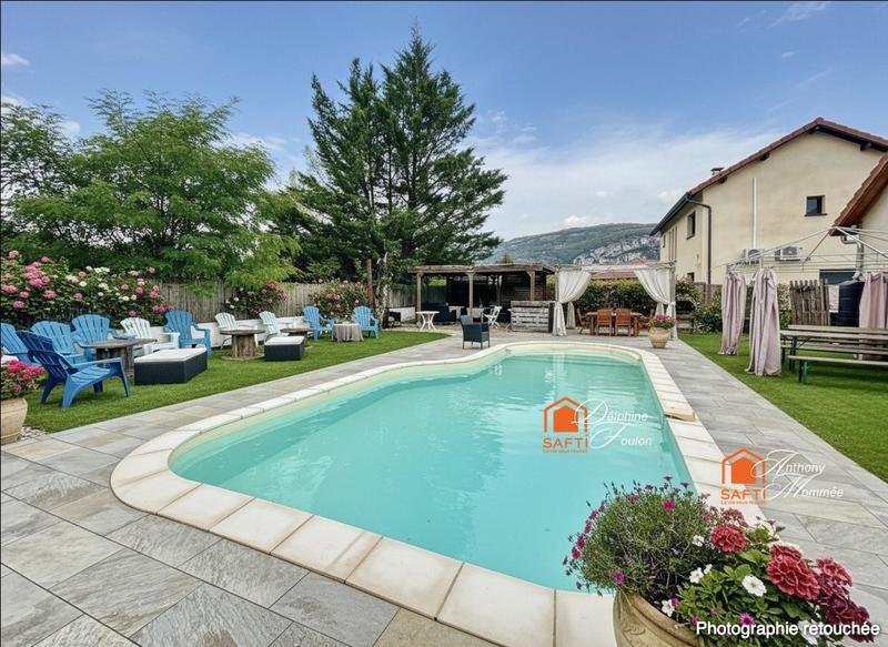 Maison - 234 m² - 10 pièces