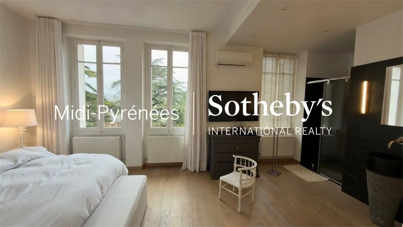 Maison de ville - 385 m² - 15 pièces