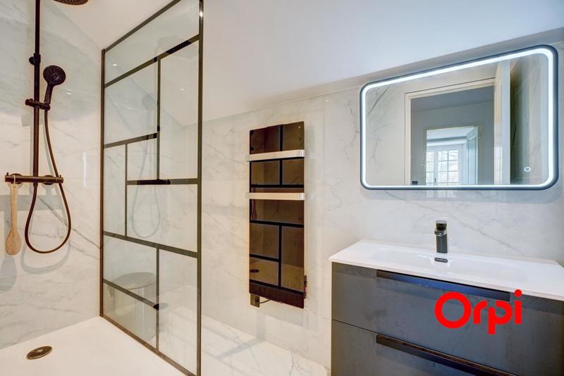 Maison - 242 m² - 8 pièces