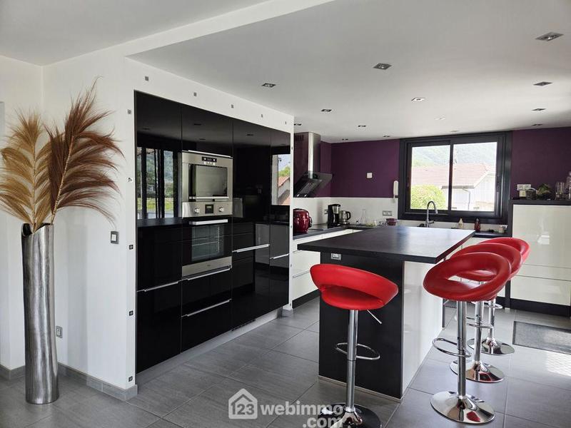 Maison - 224 m² - 6 pièces