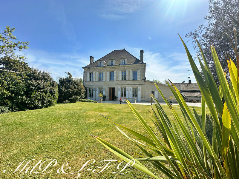 Maison de maîtres - 485 m² - 10 pièces