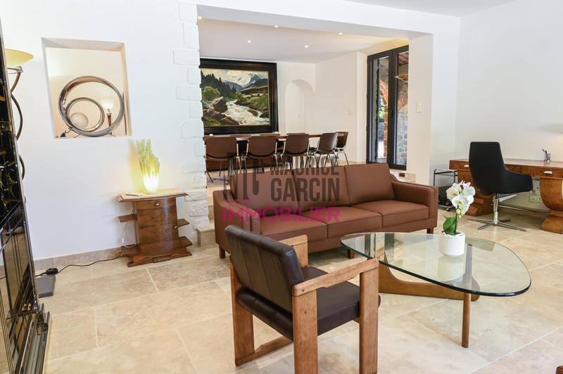 Maison - 250 m² - 8 pièces