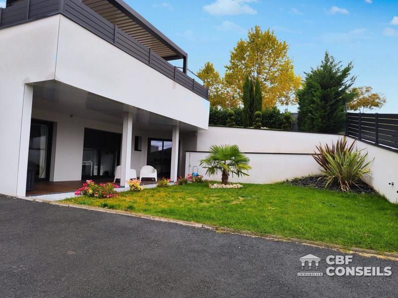 Maison - 247 m² - 7 pièces