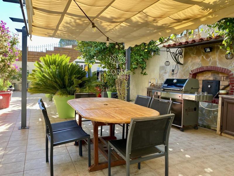 Maison - 202 m² - 7 pièces