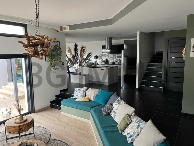 Maison - 210 m² - 7 pièces