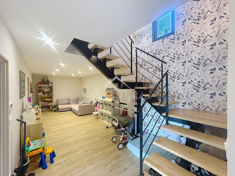 Propriété - 251 m² - 8 pièces