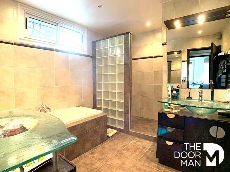 Maison - 220 m² - 8 pièces