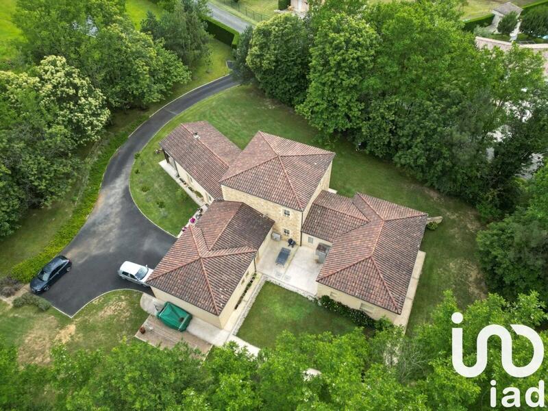 Maison - 260 m² - 10 pièces