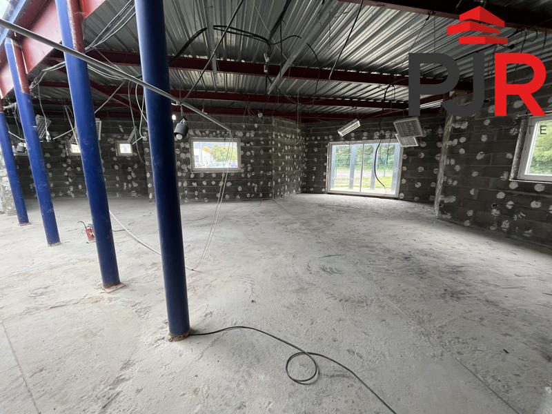 Local d'activités - 302 m²