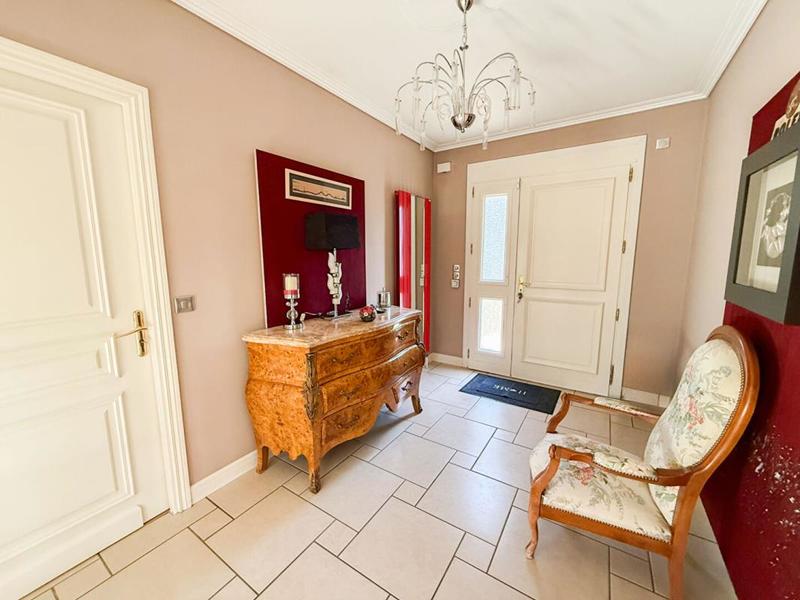 Maison - 220 m² - 12 pièces