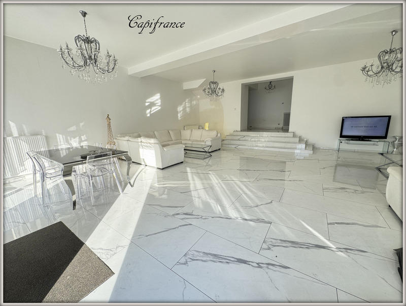 Maison - 305 m² - 8 pièces