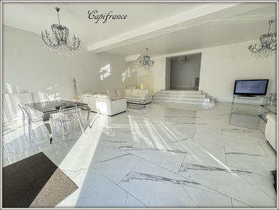 Maison - 305 m² - 8 pièces