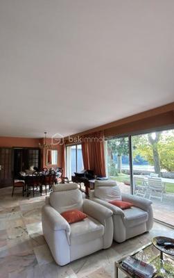 Maison - 210 m² - 8 pièces