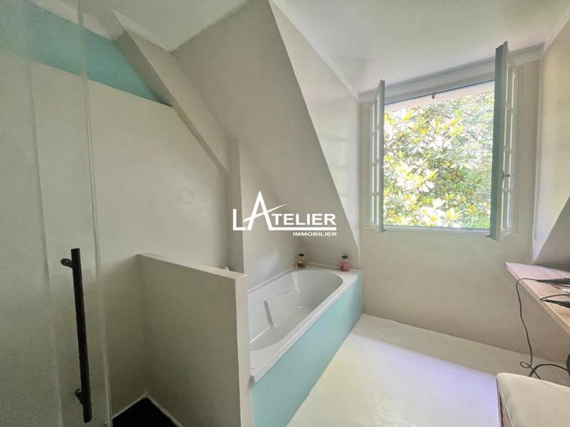 Maison - 220 m² - 7 pièces