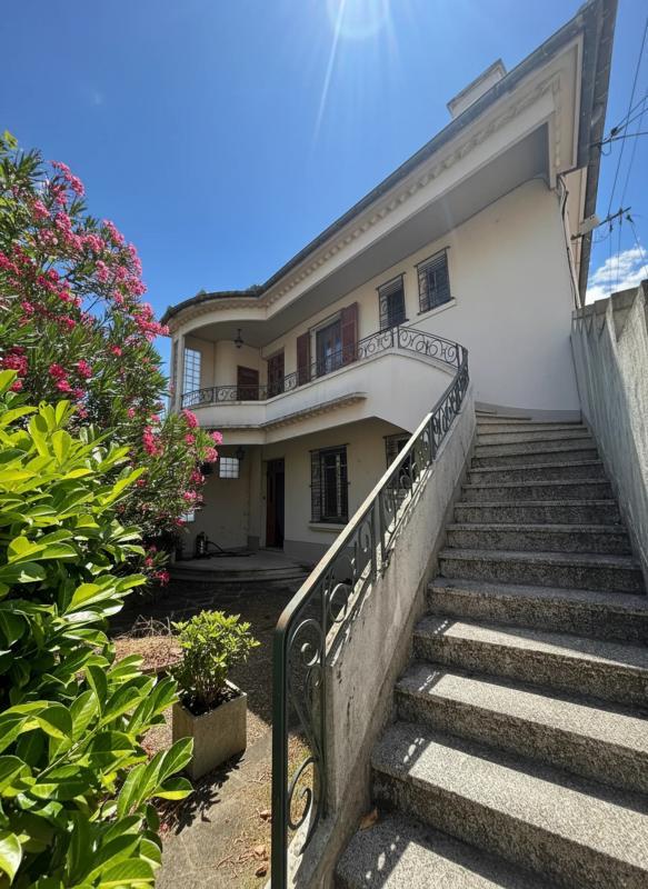 Maison - 402 m² - 16 pièces