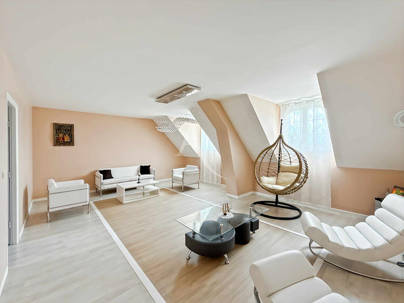 Maison - 328 m² - 8 pièces