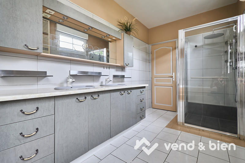 Maison - 229 m² - 7 pièces