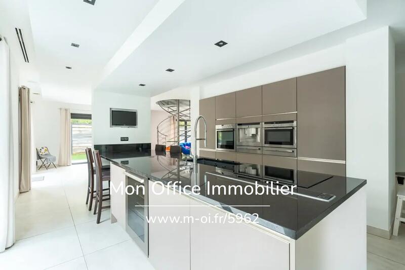 Maison - 180 m² - 5 pièces