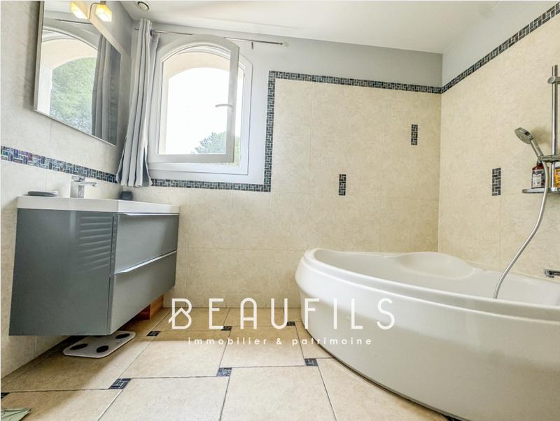 Maison - 228 m² - 7 pièces