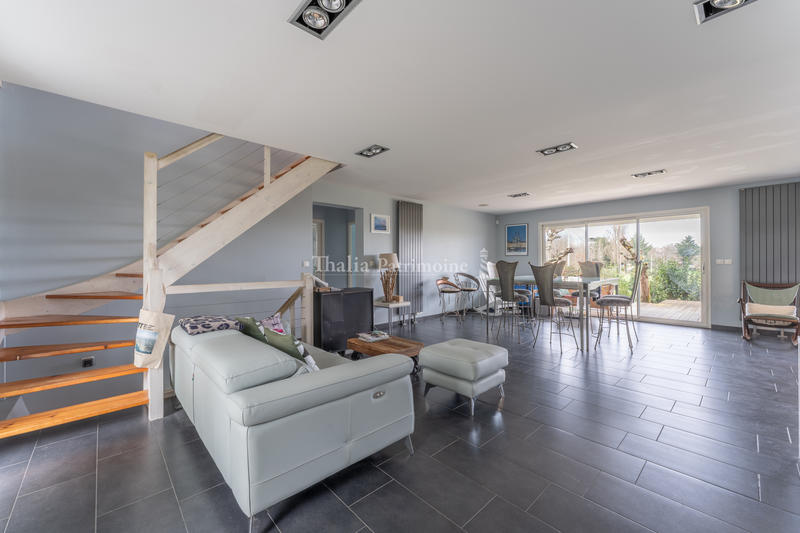 Maison - 220 m² - 8 pièces