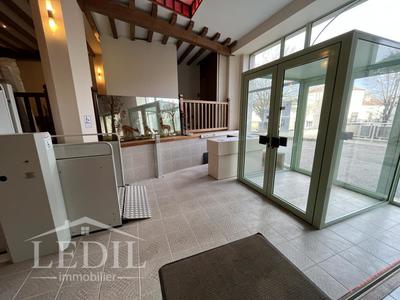 Local commercial - 710 m² - 1 pièce
