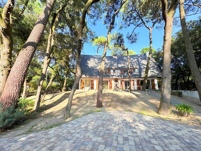 Maison - 201 m² - 8 pièces