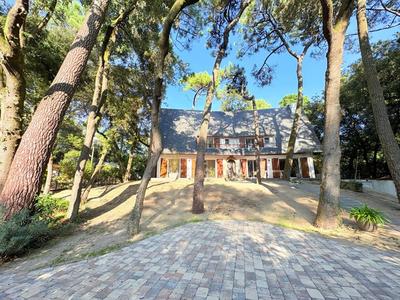 Maison - 201 m² - 8 pièces