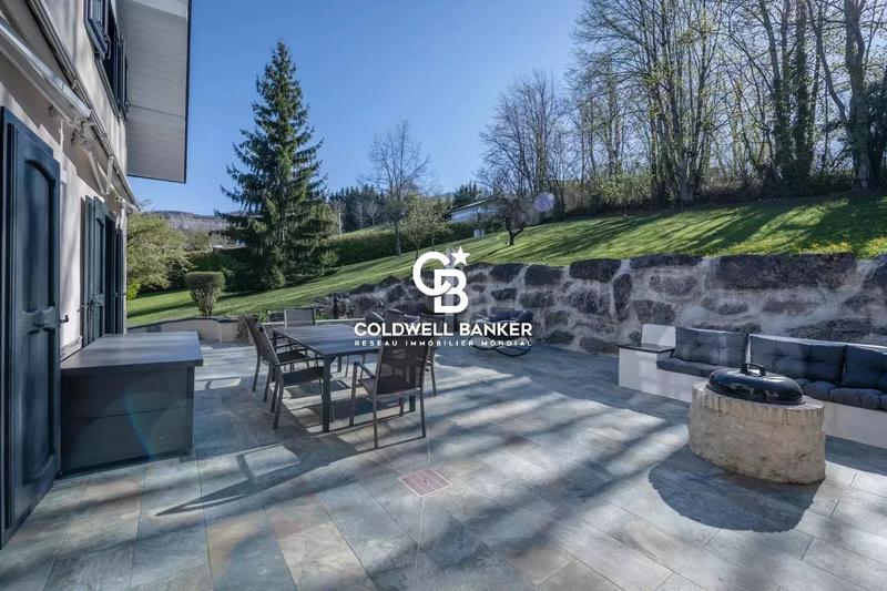 Maison - 280 m² - 10 pièces