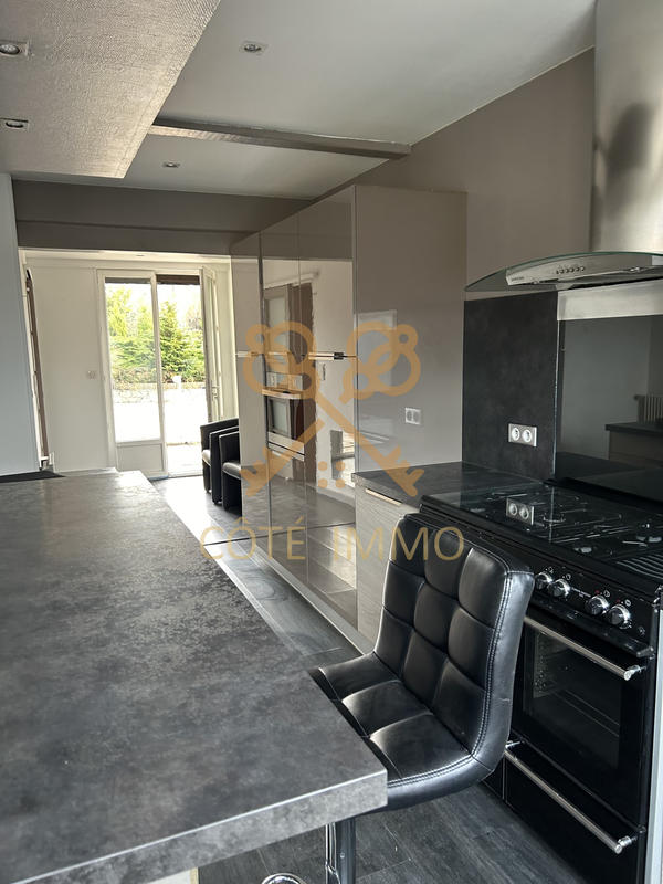 Maison - 250 m² - 8 pièces