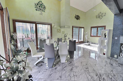 Maison - 202 m² - 9 pièces