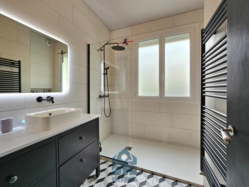 Maison - 225 m² - 9 pièces