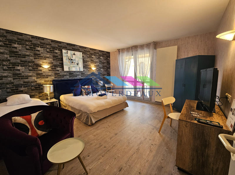 Local commercial - 1 800 m² - 25 pièces