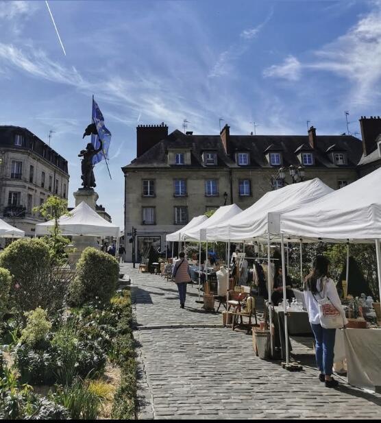 Marché mensuel d’antiquités de compiègne