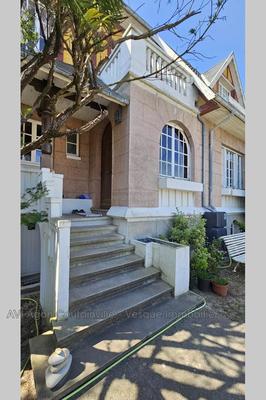 Maison - 239 m² - 10 pièces