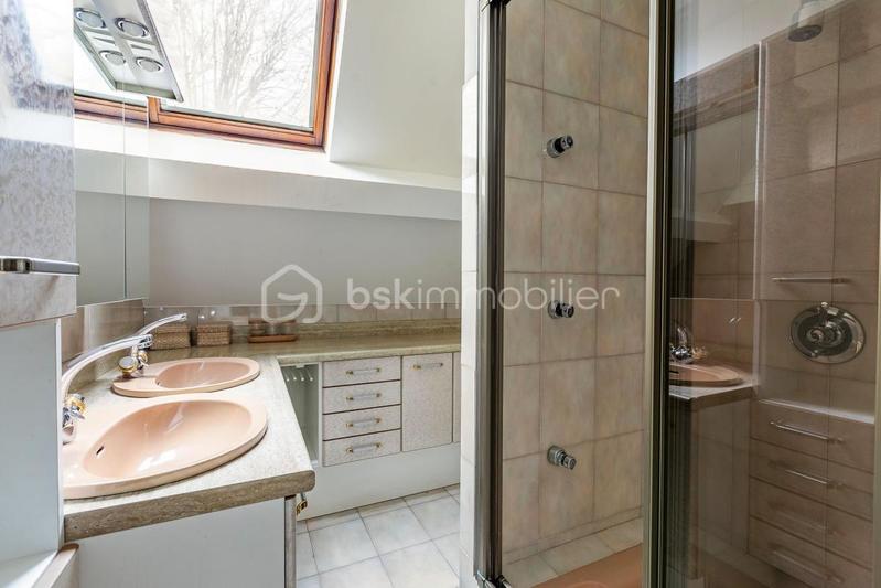 Propriété - 453 m² - 9 pièces