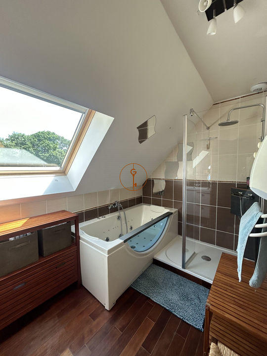 Maison traditionnelle - 151 m² - 7 pièces